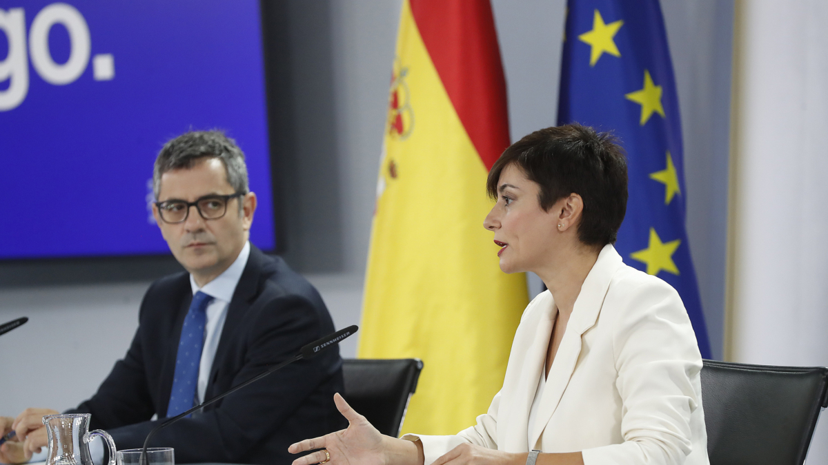 MADRID, 10/10/2023.- El ministro de Presidencia en funciones, Félix Bolaños y la ministra de Política Territorial y portavoz del Gobierno también en funciones, Isabel Rodríguez, durante su intervención la rueda de prensa posterior a la reunión semanal del Consejo de Ministros, este martes en Moncloa. EFE/ J.P.GANDUL