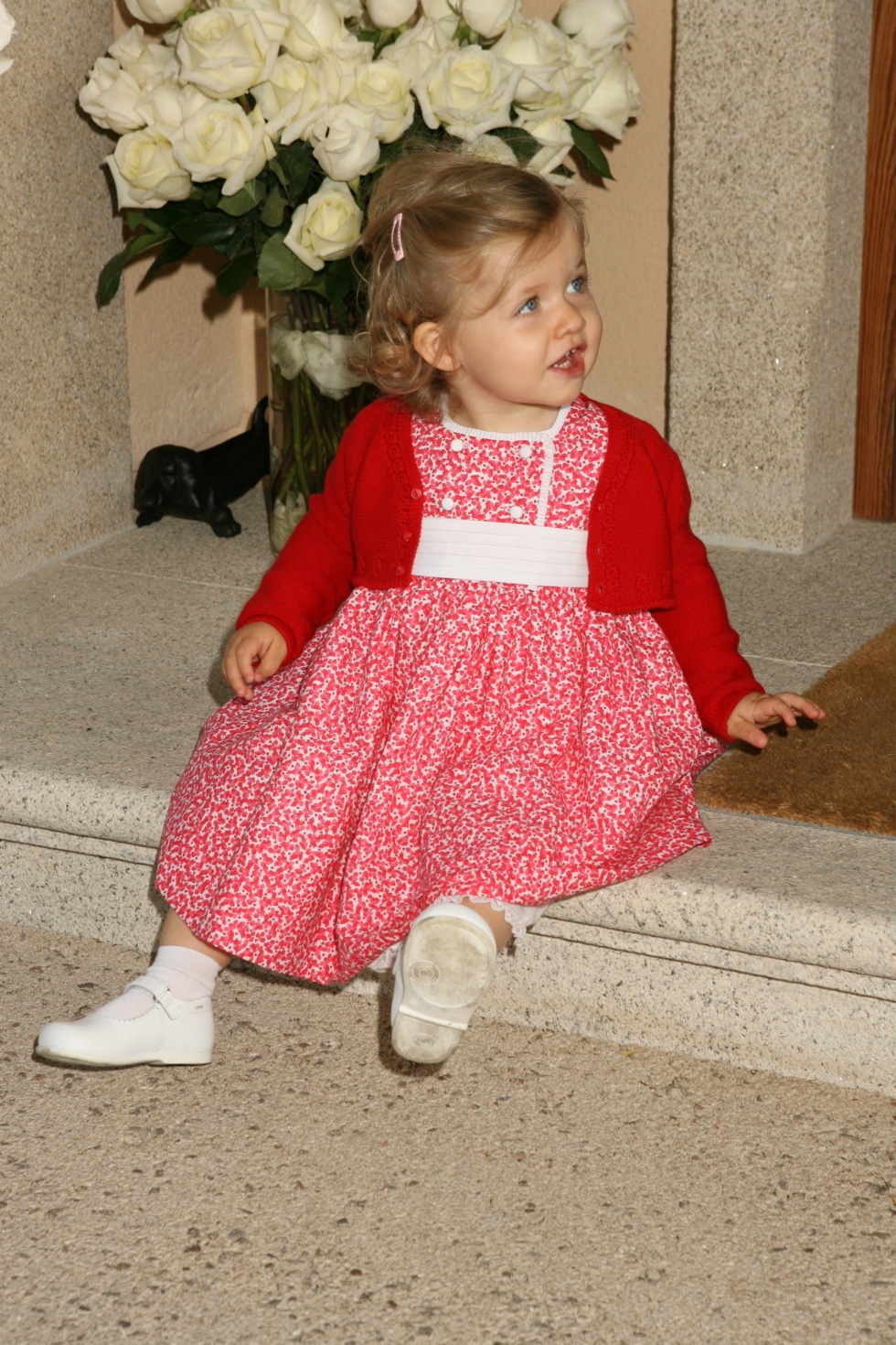 En esta imagen de 2007 se ve a la princesa Leonor (el 5 de abril) al llegar a Zarzuela tras el nacimiento de su hermana menor