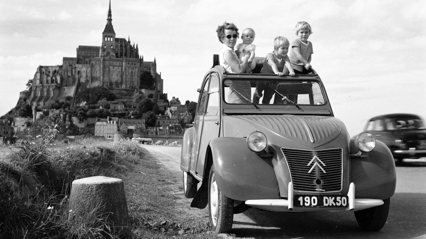 Imagen promocional del 2 CV, con el monte Saint-Michel de fondo, en 1960.