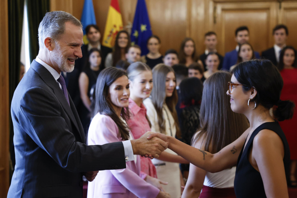 Antes del encuentro con los premiados, los Reyes han estado con los mejores alumnos de la Universidad de Oviedo