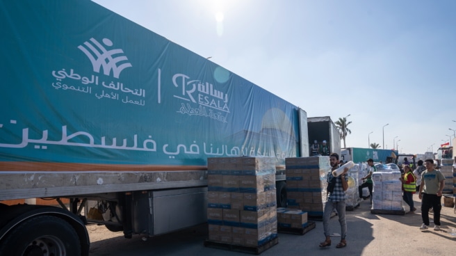 2349d6942d4fd2091a99322207cc3ad8de579c92 Un camino con ayuda humanitaria espera en el paso fronterizo de Rafah.