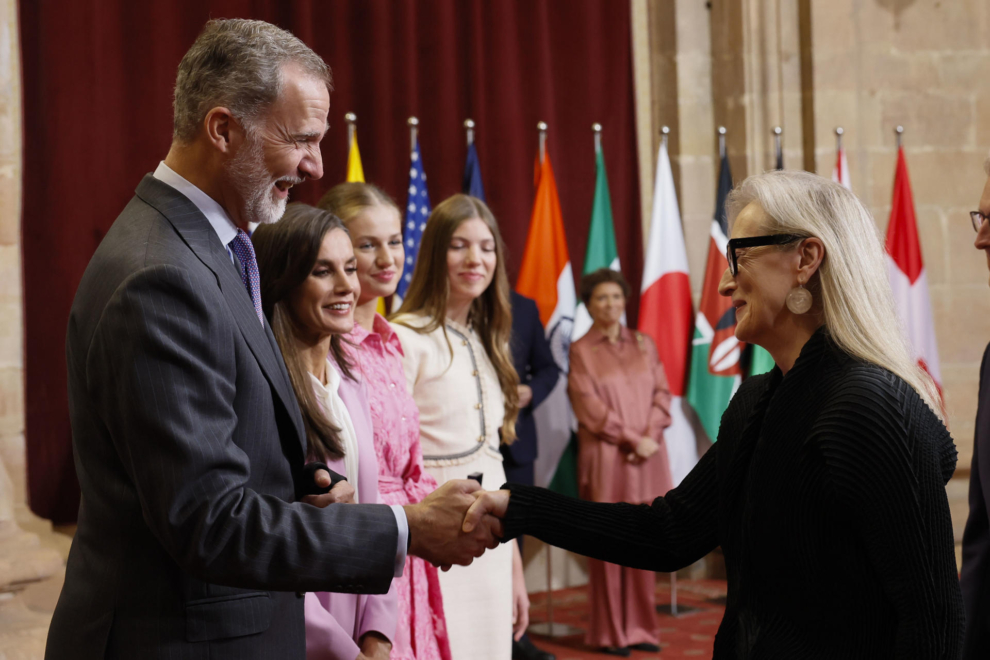 Don Felipe saluda a Meryl Streep en la audiencia con los premiados