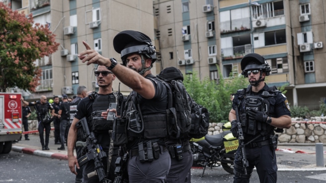 27_october_2023_israel_tel_aviv_members_of_israels_security_service_secure Miembros del servicio de seguridad israelí aseguran la zona donde se encuentra un edificio de apartamentos alcanzado por un cohete disparado desde Gaza.