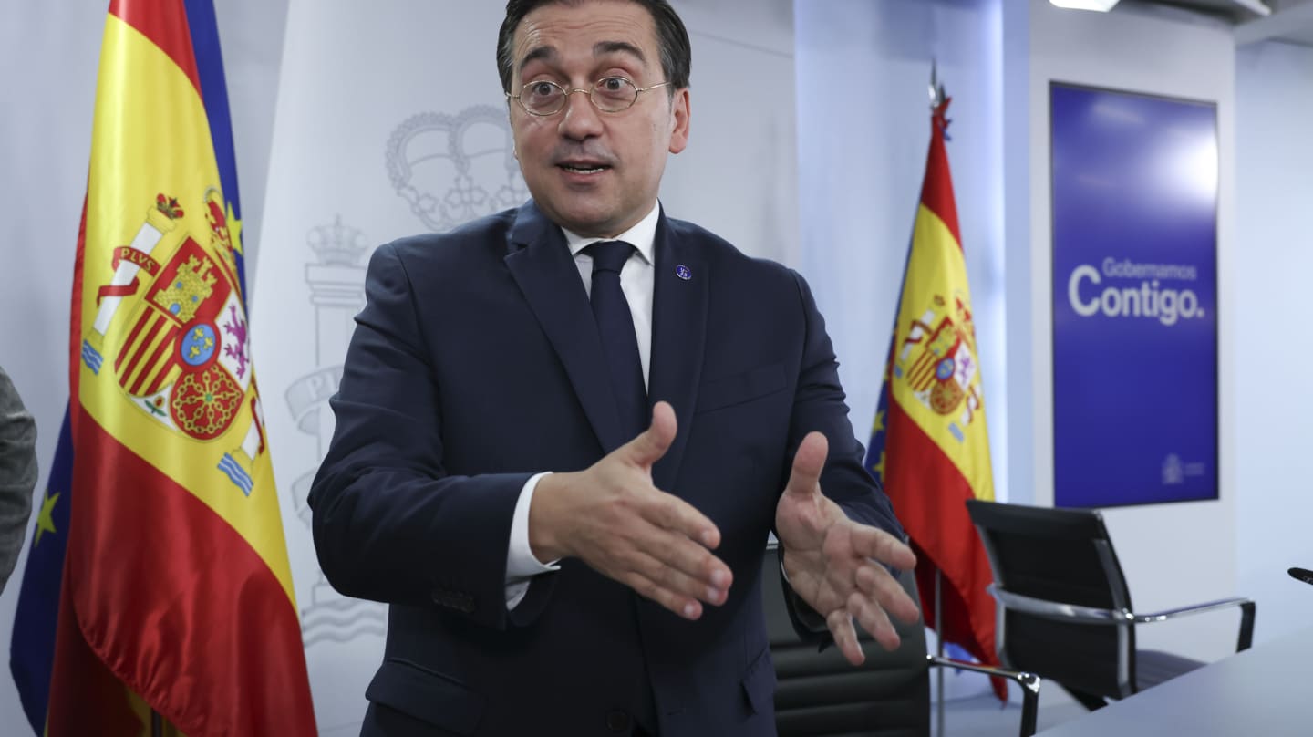 MADRID, 17/10/2023.- El ministro de Exteriores, José Manuel Albares se dirige a los periodistas antes del comienzo de la rueda de prensa tras el Consejo de Ministros celebrado este martes en La Moncloa, Madrid. EFE/Kiko Huesca