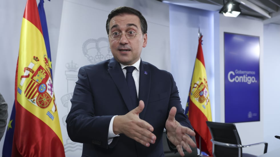 MADRID, 17/10/2023.- El ministro de Exteriores, José Manuel Albares se dirige a los periodistas antes del comienzo de la rueda de prensa tras el Consejo de Ministros celebrado este martes en La Moncloa, Madrid. EFE/Kiko Huesca