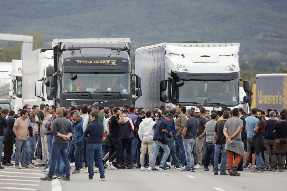 Agricultores franceses paralizan los camiones en Le Boulou (Francia).