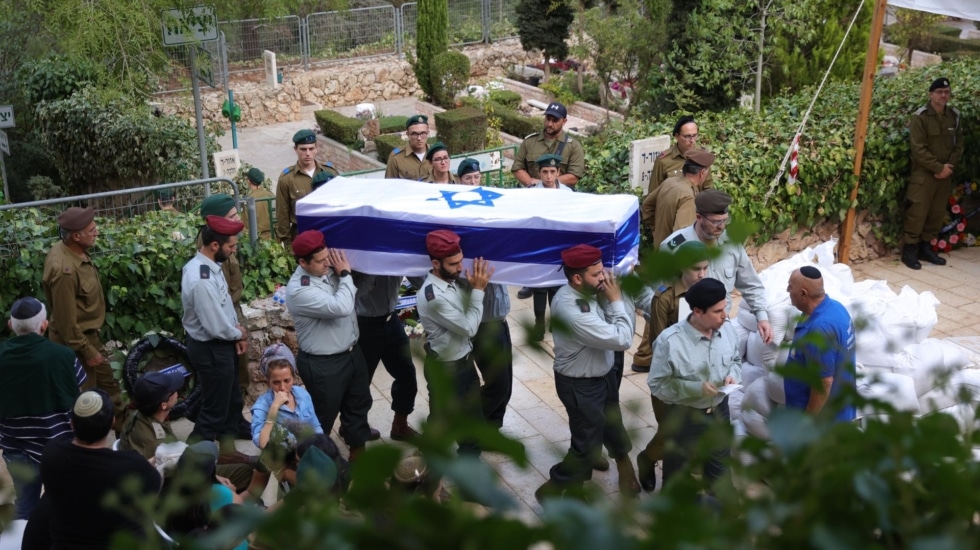 Soldados israelíes transportan el ataúd del camarada Tal Cohen durante su funeral en Jerusalén.