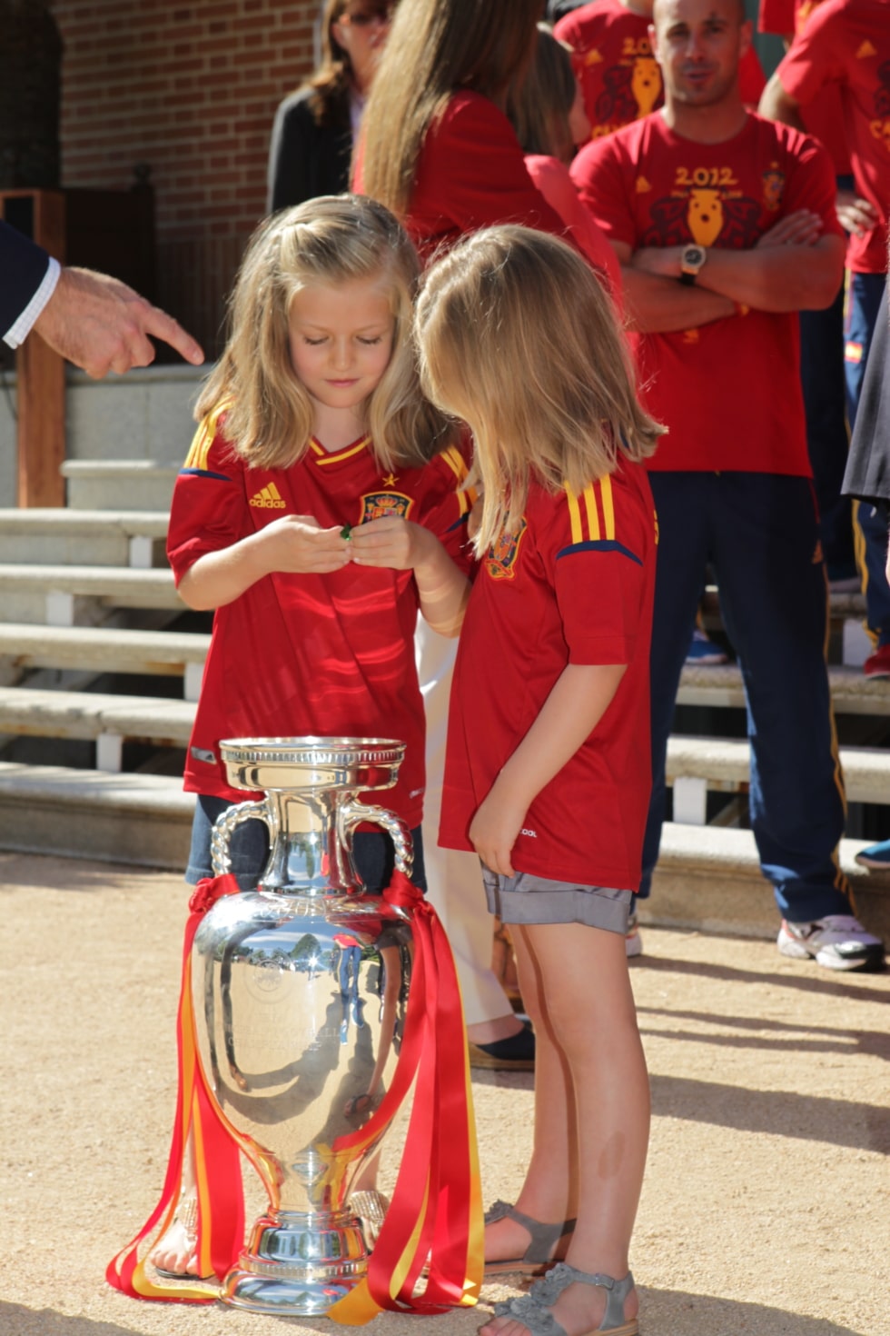La princesa Leonor y su hermana con la Copa del Mundo de fútbol que ganó la selección española en 2012