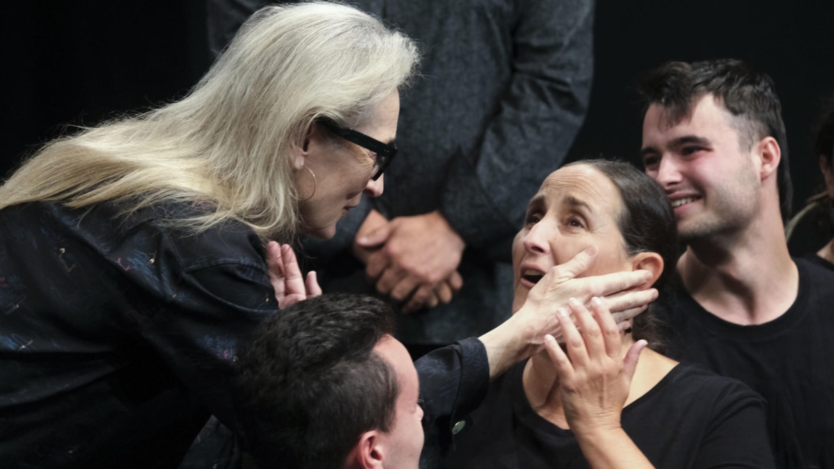 La actriz estadounidense Meryl Streep durante un encuentro con estudiantes de la Escuela Superior de Arte Dramático del Principado en Gijón