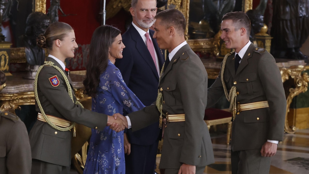 La princesa Leonor saluda a dos de sus compañeros de Zaragoza en el besamanos del Palacio Real