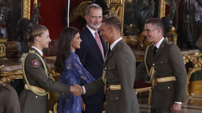 La princesa Leonor saluda a dos de sus compañeros de Zaragoza en el besamanos del Palacio Real