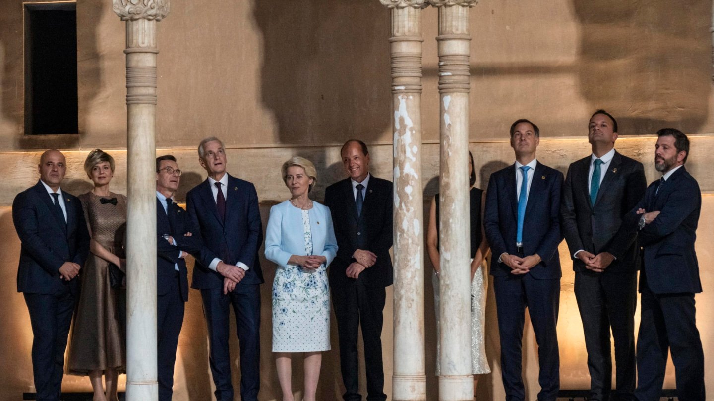 La presidenta de la Comisión Europea, Ursula Von Der Leyen, durante su visita al Patio de los Leones de la Alhambra dentro de la III Cumbre de la Comunidad Política Europea (CPE), este jueves en Granada.