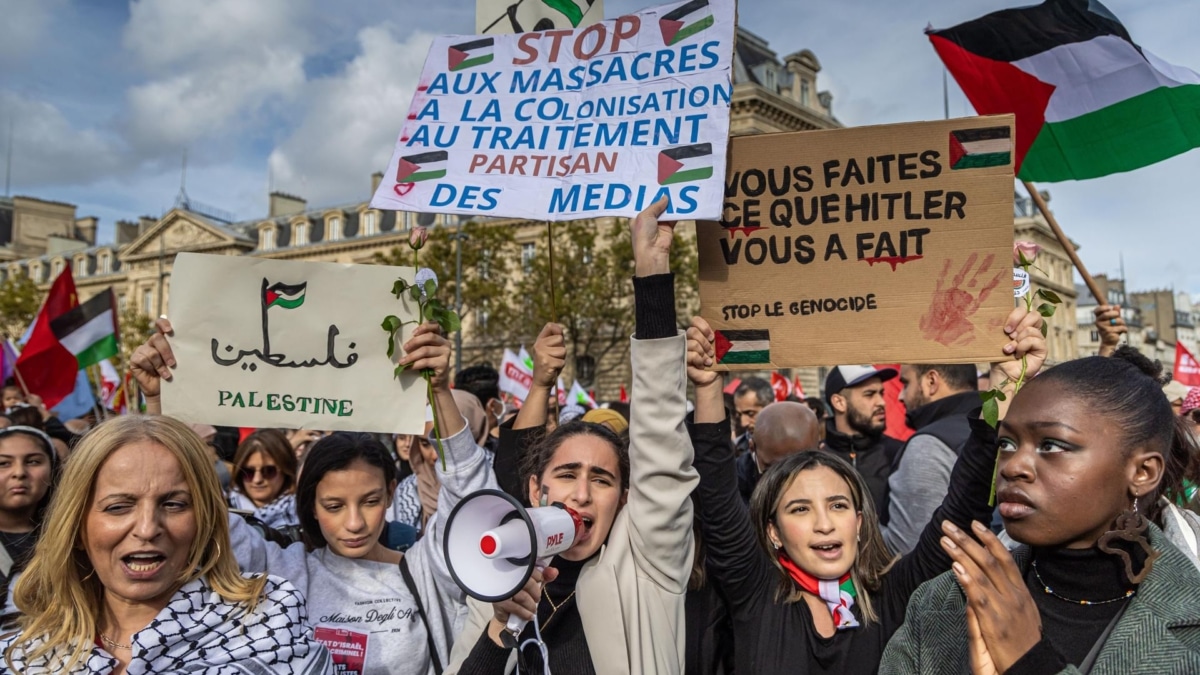 Manifestantes en favor de Palestina en una protesta en París.