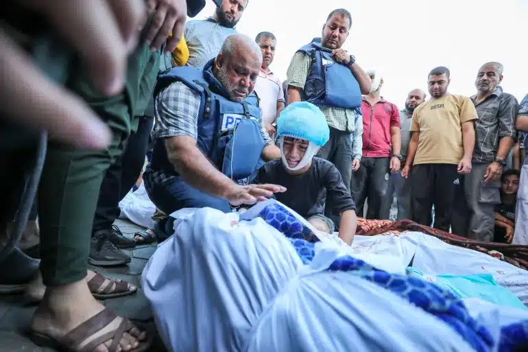 Wael Dahduh, periodista de Al Yazira, durante el entierro de su familia en Gaza.