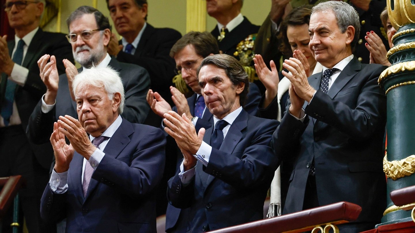 MADRID, 31/10/2023.- (i-d) Los ex presidentes del Gobierno Mariano Rajoy, Felipe González, José María Aznar y José Luis Rodríguez Zapatero asisten a la ceremonia de jura de la Constitución de Leonor de Borbón en el día de su 18 cumpleaños, un acto celebrado en el Congreso de los Diputados que representa el hito más importante de su trayectoria institucional y pavimenta el camino para que algún día se convierta en reina. EFE/ Chema Moya