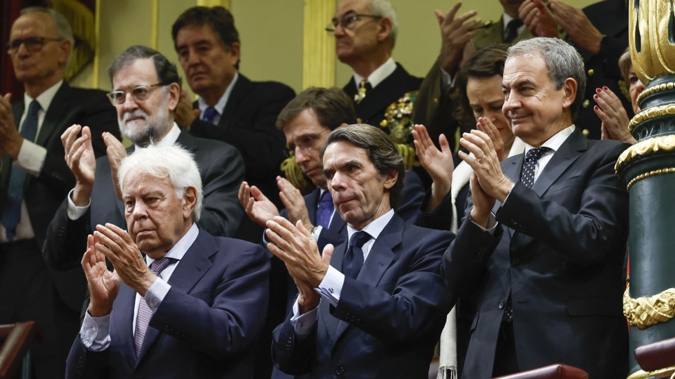 MADRID, 31/10/2023.- (i-d) Los ex presidentes del Gobierno Mariano Rajoy, Felipe González, José María Aznar y José Luis Rodríguez Zapatero asisten a la ceremonia de jura de la Constitución de Leonor de Borbón en el día de su 18 cumpleaños, un acto celebrado en el Congreso de los Diputados que representa el hito más importante de su trayectoria institucional y pavimenta el camino para que algún día se convierta en reina. EFE/ Chema Moya