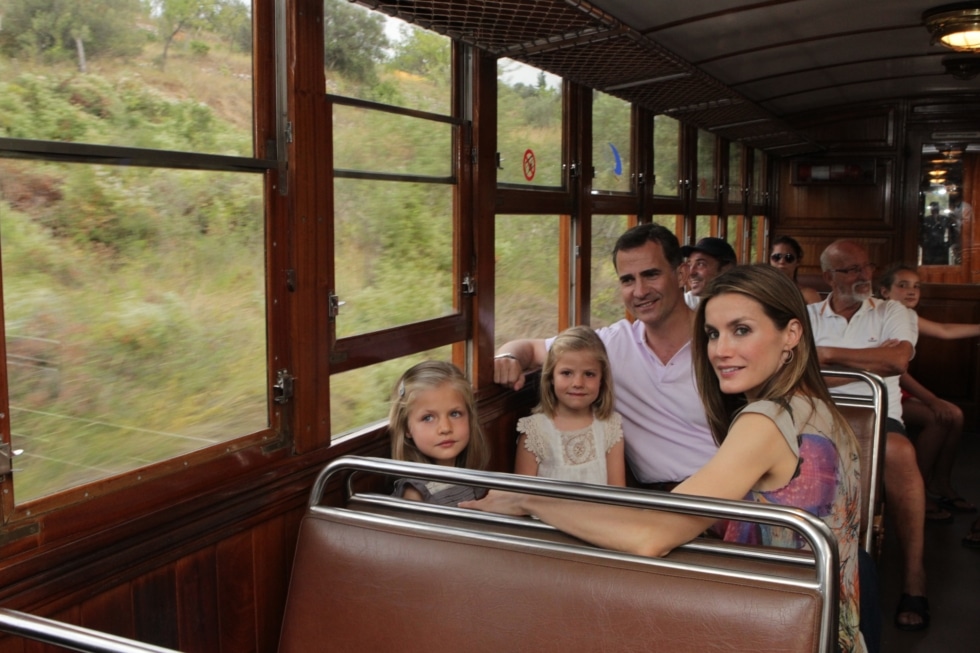 La Familia Real durante un viaje en el Tren de Sóller en sus vacaciones en Mallorca en 2012