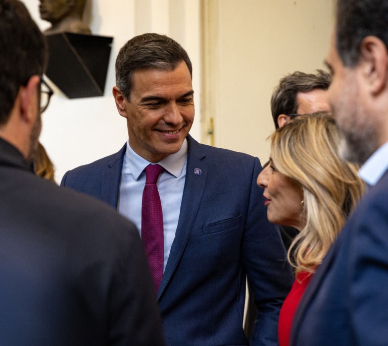 Sánchez se blinda con la consulta a las bases para ganar legitimidad para la amnistía y acallar el ruido