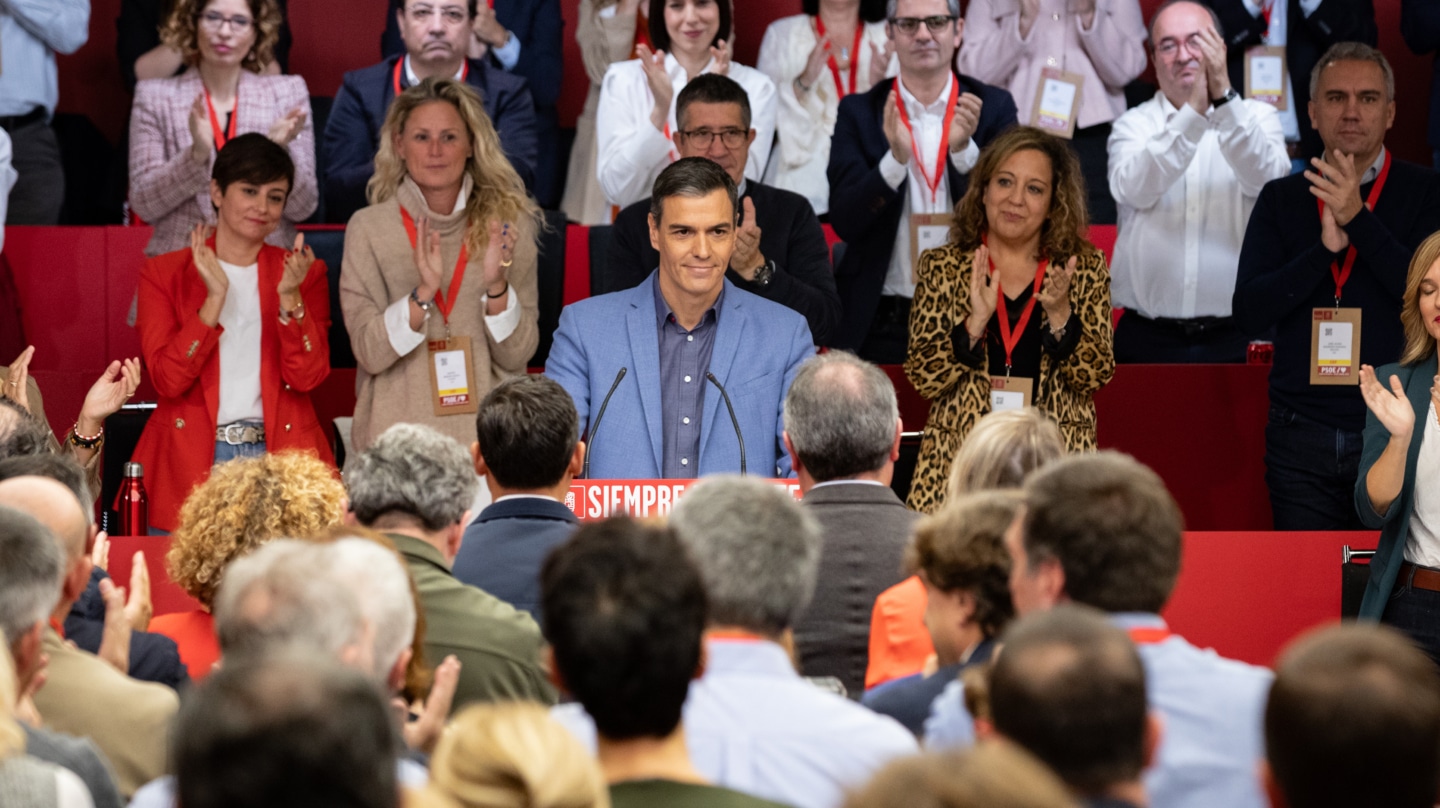 El secretario general del PSOE y presidente del Gobierno en funciones, Pedro Sánchez, aplaudido por sus compañeros del comité federal durante su intervención, este 28 de octubre de 2023 en Ferraz.