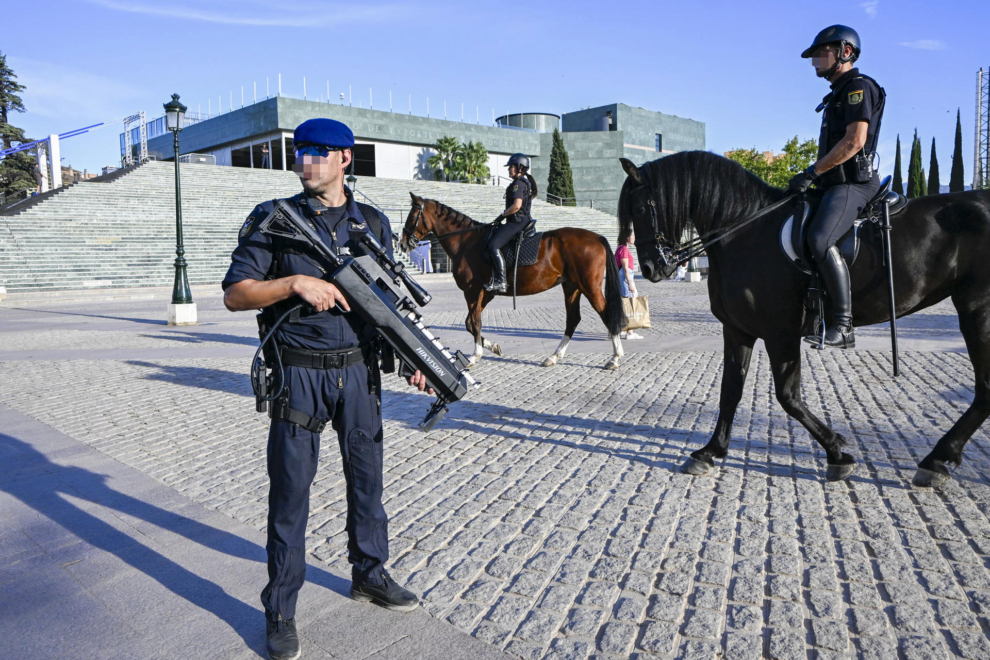 El operativo de la policía nacional realiza una exhibición sobre las medidas de seguridad para la Cumbre de Jefes de Estado y de Gobierno de la Comunidad Política Europea que se celebrara en esta ciudad andaluza.