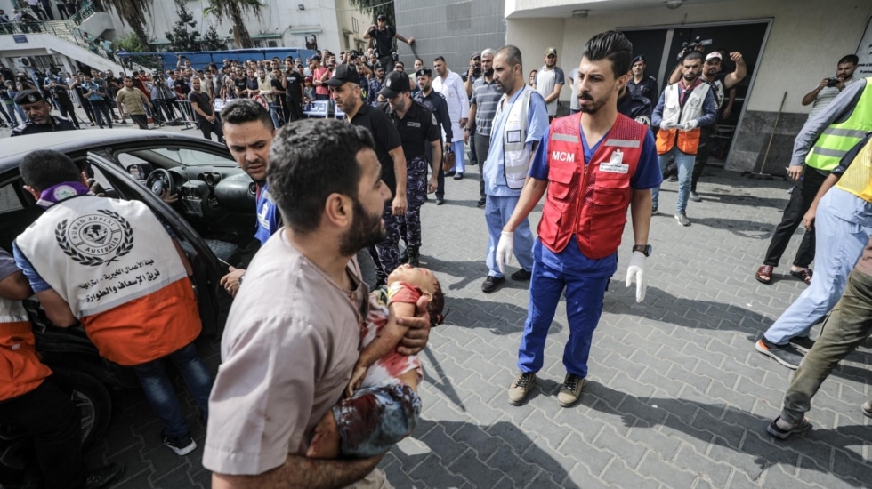 Un palestino transporta a un niño al hospital de Al Shifa tras un ataque aéreo israelí.