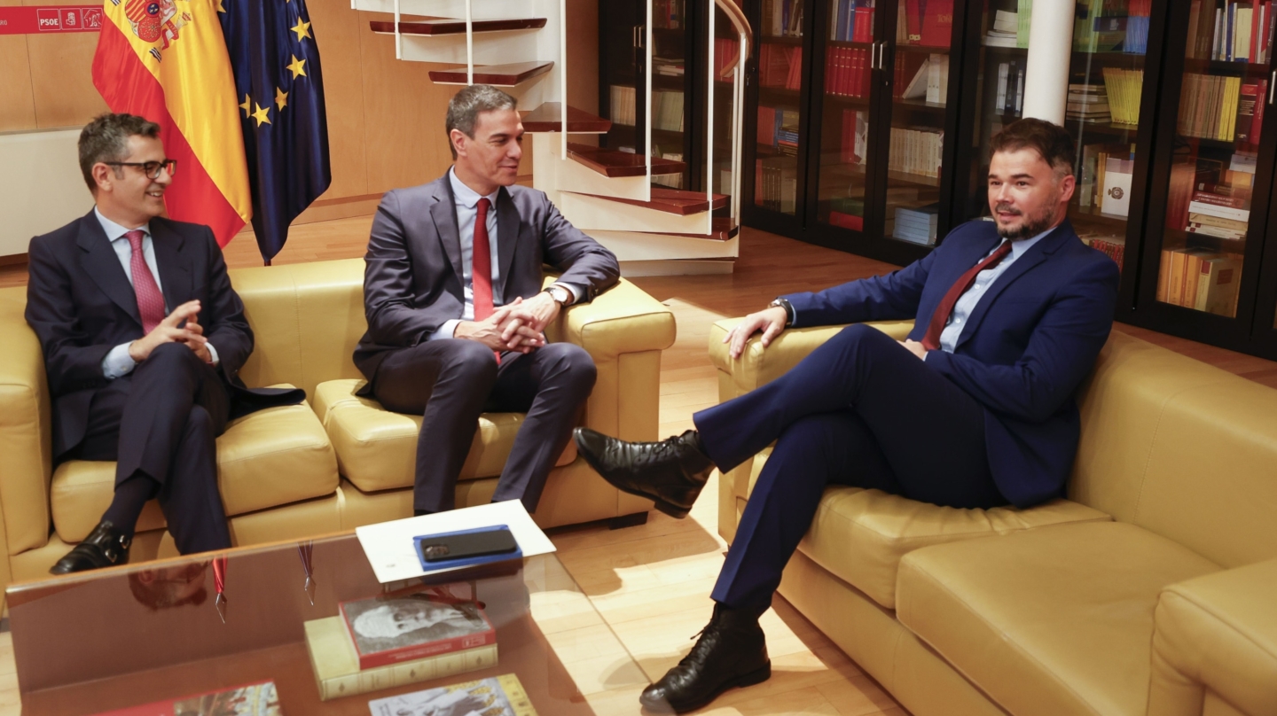 MADRID, 11/10/2023.- El presidente del Gobierno en funciones, Pedro Sánchez (c), junto al ministro de la Presidencia, Relaciones con las Cortes y Memoria Democrática, Félix Bolaños (i), se reúne con el portavoz de ERC en el Congreso, Gabriel Rufián (d), en el marco de la ronda de contactos para lograr su investidura, este miércoles en el Congreso de los Diputados en Madrid. EFE/ Javier Lizón