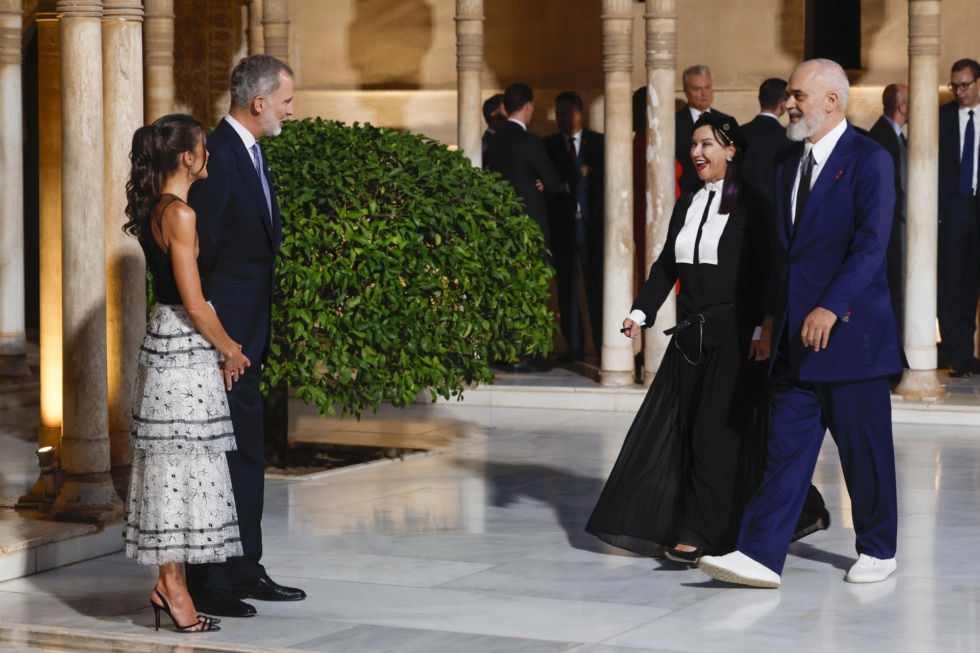Los reyes saludan al primer ministro albano, Edi Rama y su esposa, Linda Rama, en su visita al Patio de los Leones de la Alhambra, dentro de la III Cumbre de la Comunidad Política Europea