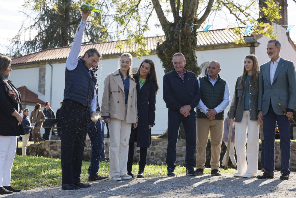 En Villaviciosa, una de las comarcas sidreras por excelencia, no podía faltar el ritual del escanciado. 