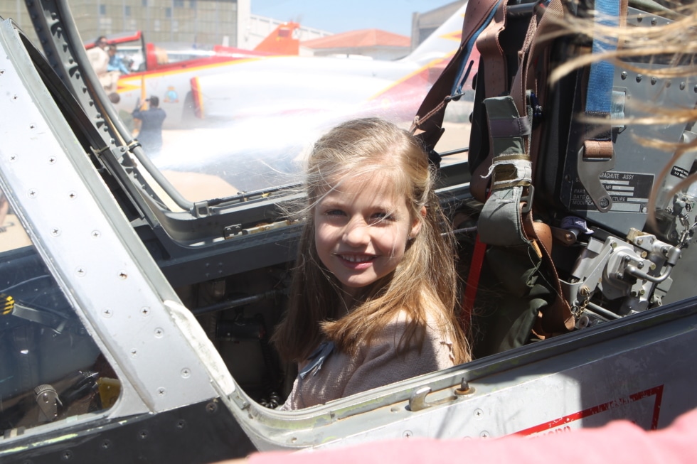 Antes de entrar en la Academia Militar General, la princesa Leonor ya se había subido en un caza en la Academia General del Aire cuando acudió con su padre en 2014
