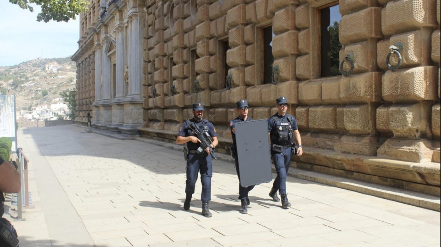 Un total de 5.412 agentes de las Fuerzas de Seguridad del Estado integran el dispositivo diseñado para garantizar el desarrollo de la III Cumbre de la Comunidad Política Europea y la reunión de jefes de Estado y de Gobierno que se celebran en Granada, en el marco de la presidencia de turno española del Consejo Europeo. Los lugares más emblemáticos de Granada, como el Palacio de Congresos y la Alhambra, están siendo rigurosamente supervisados por las autoridades