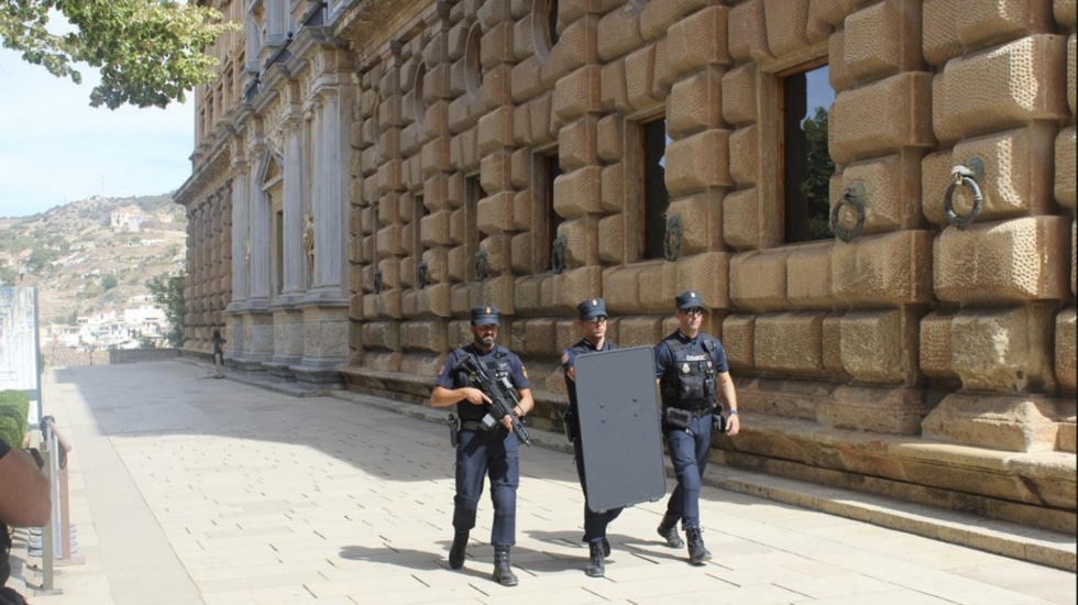Un total de 5.412 agentes de las Fuerzas de Seguridad del Estado integran el dispositivo diseñado para garantizar el desarrollo de la III Cumbre de la Comunidad Política Europea y la reunión de jefes de Estado y de Gobierno que se celebran en Granada, en el marco de la presidencia de turno española del Consejo Europeo. Los lugares más emblemáticos de Granada, como el Palacio de Congresos y la Alhambra, están siendo rigurosamente supervisados por las autoridades