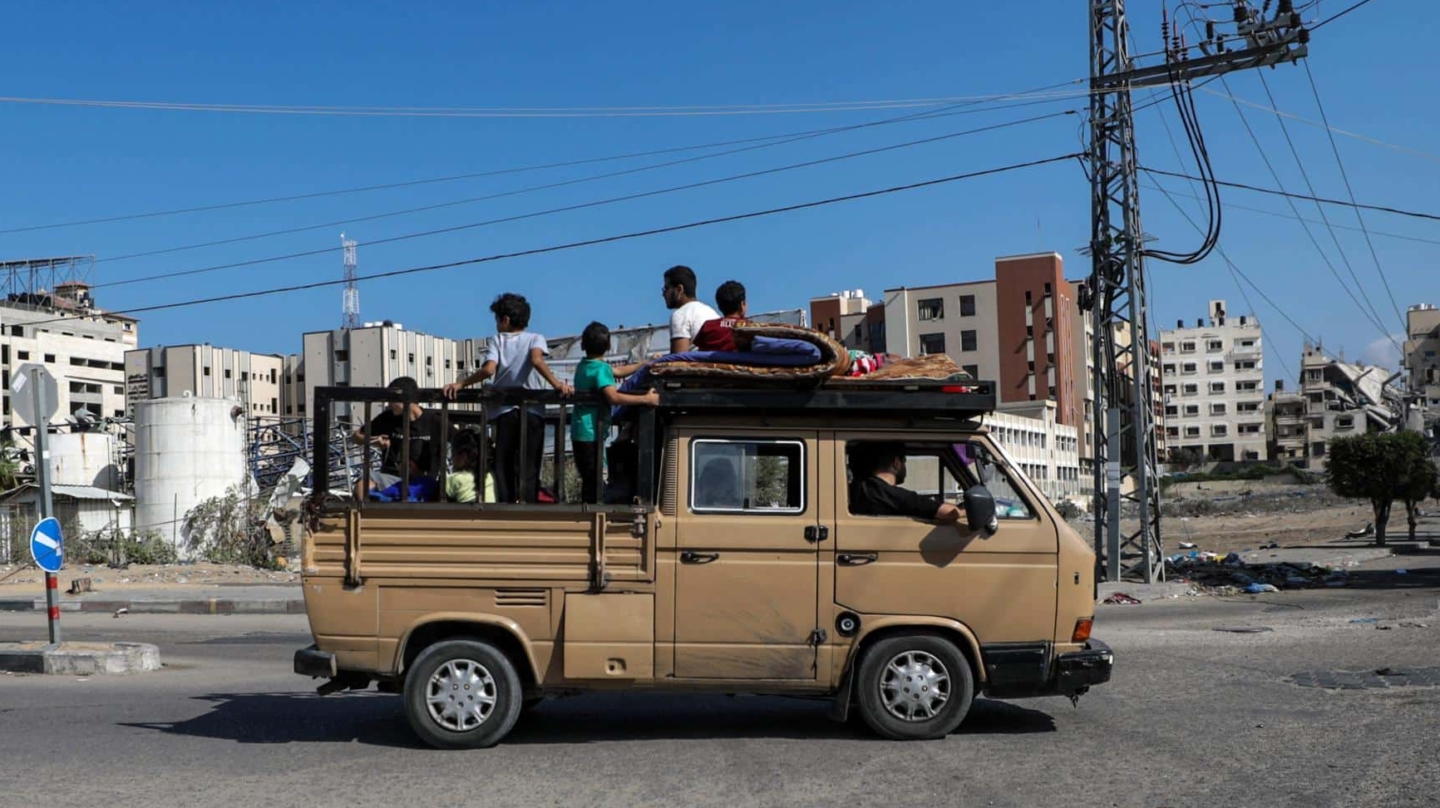 Habitantes de Gaza huyen de la ciudad de Gaza en dirección al sur de la Franja.