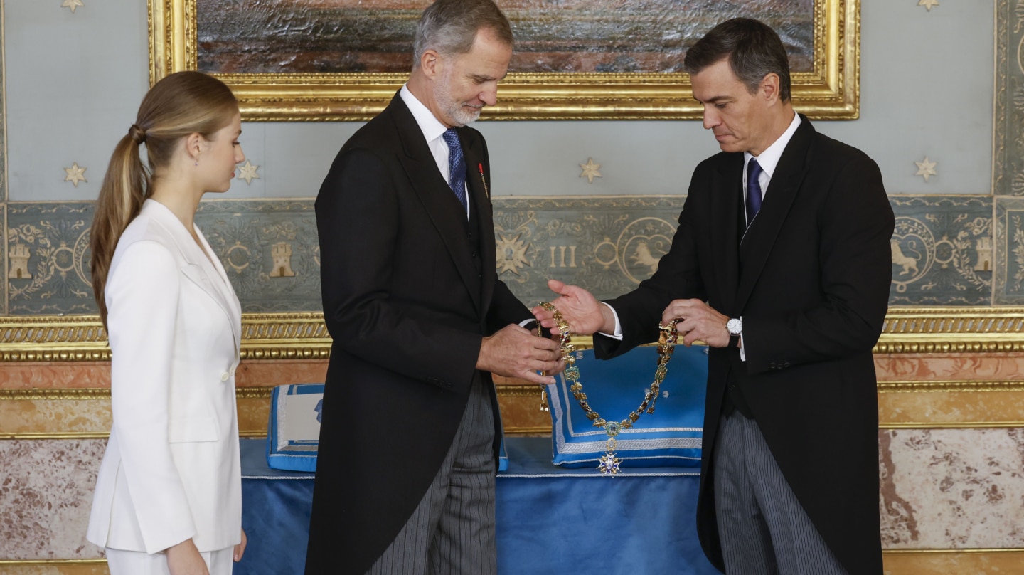 El presidente del Gobierno en funciones, Pedro Sánchez, entrega el Collar de la Orden de Carlos III al Rey para que se lo imponga a su hija, la princesa Leonor.