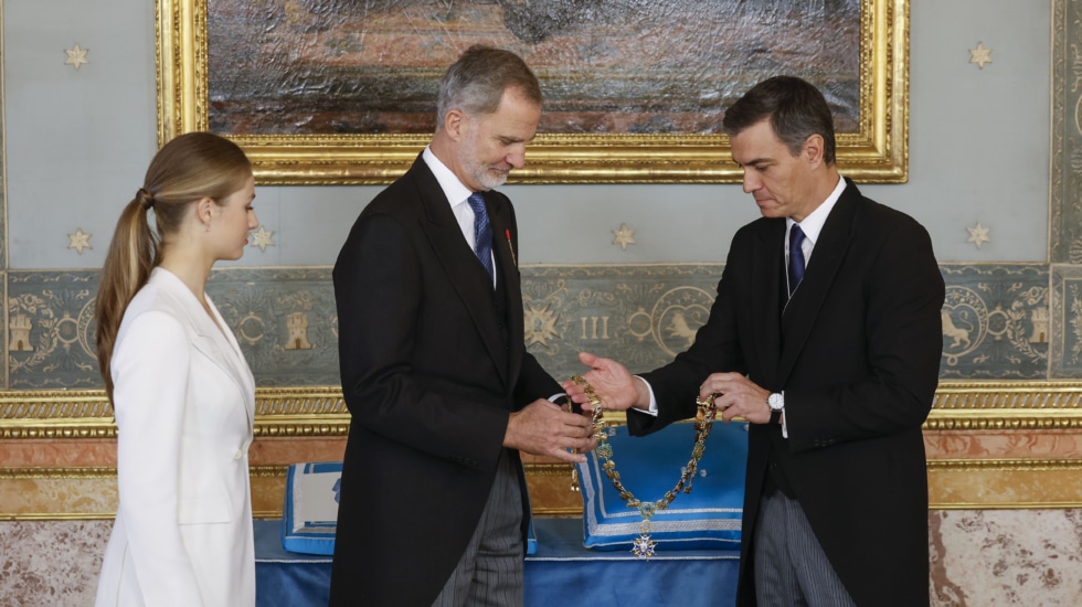 El presidente del Gobierno en funciones, Pedro Sánchez, entrega el Collar de la Orden de Carlos III al Rey para que se lo imponga a su hija, la princesa Leonor.