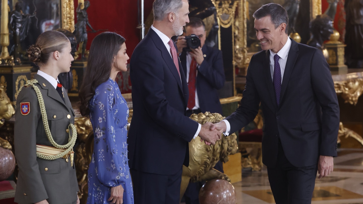 MADRID, 12/10/2023.-La princesa de Asturias, Leonor (i-d), la reina Letizia, el rey Felipe VI y el presidente del Gobierno, Pedro Sánchez, este jueves durante la recepción oficial después del desfile del Día de la Fiesta Nacional, el Palacio Real en Madrid. EFE/ Juan Carlos Hidalgo