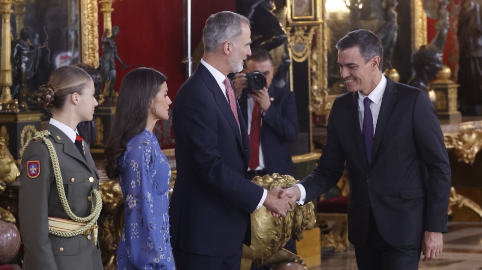 MADRID, 12/10/2023.-La princesa de Asturias, Leonor (i-d), la reina Letizia, el rey Felipe VI y el presidente del Gobierno, Pedro Sánchez, este jueves durante la recepción oficial después del desfile del Día de la Fiesta Nacional, el Palacio Real en Madrid. EFE/ Juan Carlos Hidalgo