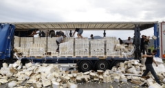 Transportistas y agricultores exigen al Gobierno que les defienda del sabotaje francés: "Llevamos 50 años así"