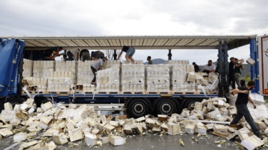 Transportistas y agricultores exigen al Gobierno que les defienda del sabotaje francés: "Llevamos 50 años así"