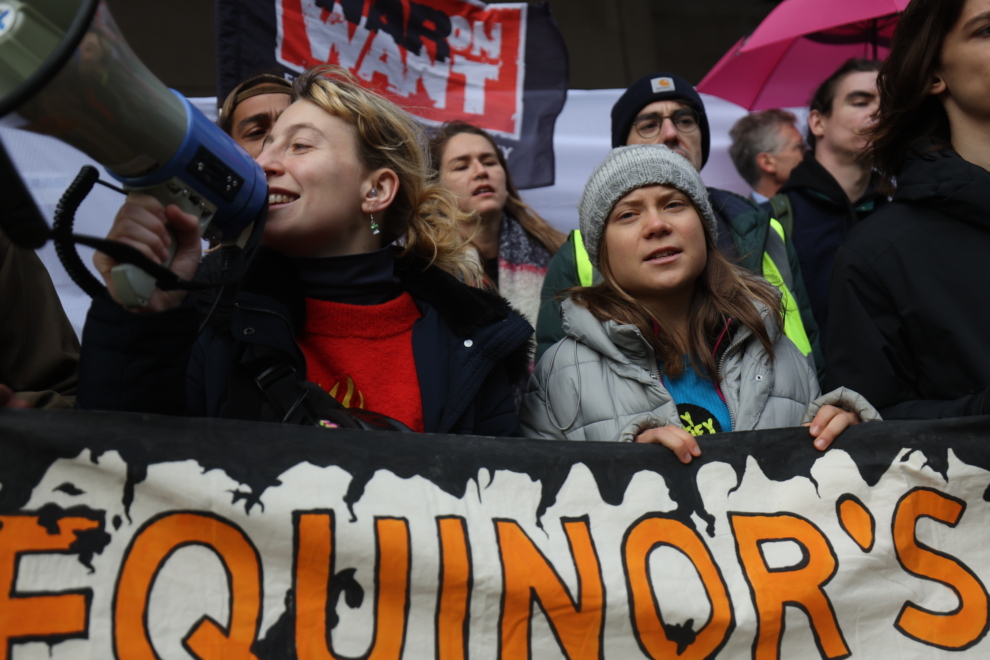 La activista climática sueca Greta Thunberg (C) participa en una protesta en el centro de Londres, Gran Bretaña