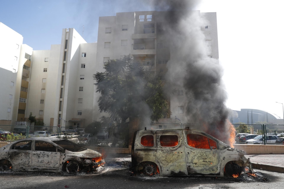 Vehículos arden en la ciudad israelí de Ashkelon tras el lanzamiento de cohetes desde Gaza.