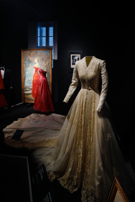 En primer plano, el vestido de novia de Cayetana de Alba