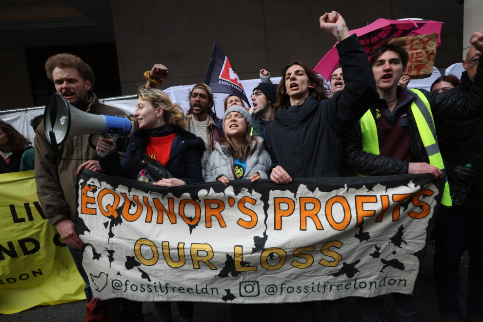La activista climática sueca Greta Thunberg (C) participa en una protesta en el centro de Londres, Gran Bretaña,