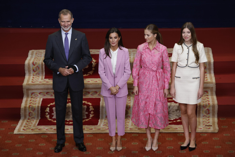 Los Reyes, junto a Leonor y Sofía, en las audiencias con los miembros de la Fundación Princesa de Asturias y los premiados