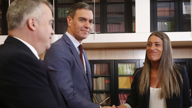 -FOTODELDIA- MADRID, 13/10/2023.- El secretario general del PSOE y presidente del Gobierno en funciones, Pedro Sánchez, se reúne con la portavoz de Junts per Catalunya (JxCat) en el Congreso, Míriam Nogueras, dentro de la ronda de contactos para lograr su investidura este viernes en el Congreso. EFE/ J.P.GANDUL -FOTODELDIA- MADRID, 13/10/2023.- El secretario general del PSOE y presidente del Gobierno en funciones, Pedro Sánchez, se reúne con la portavoz de Junts per Catalunya (JxCat) en el Congreso, Míriam Nogueras, dentro de la ronda de contactos para lograr su investidura este viernes en el Congreso. EFE/ J.P.GANDUL