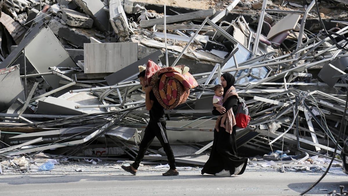 Residentes de la ciudad de Gaza, en plena evacuación.