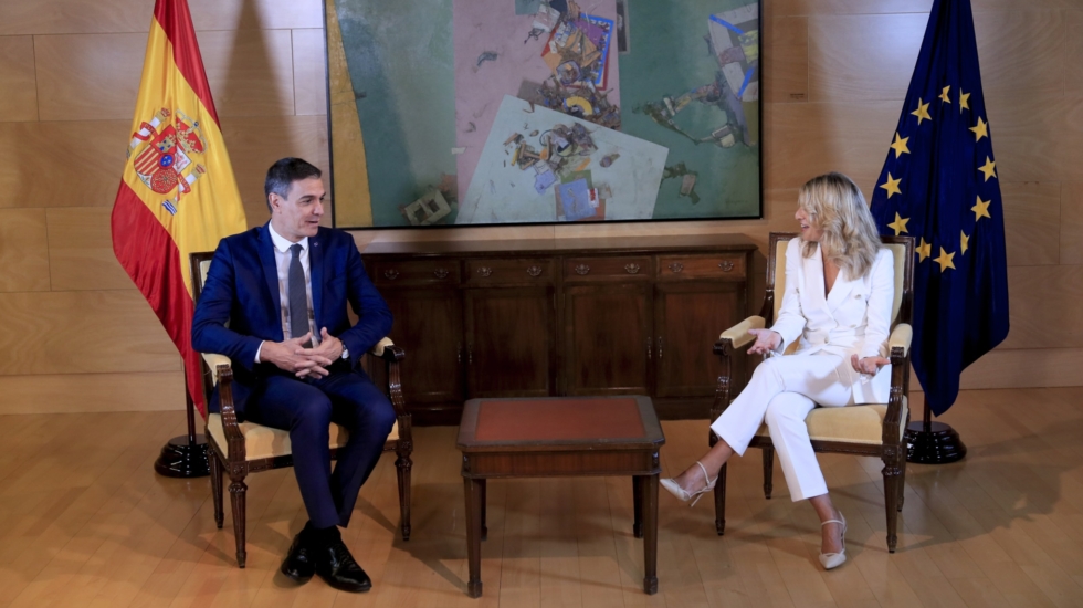 MADRID, 04/10/2023.- El presidente del Gobierno en funciones, Pedro Sánchez (i) durante su encuentro con la líder de Sumar, Yolanda Díaz (d) este miércoles en el Congreso durante su ronda de contactos para buscar apoyos a su investidura. EFE/ Fernando Alvarado