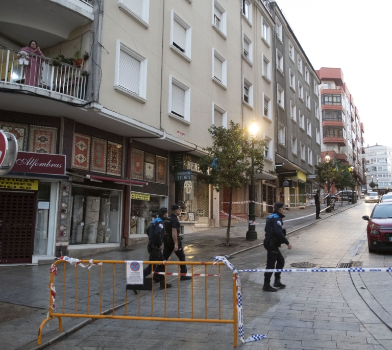 Mueren tres menores y una mujer en un incendio en un edificio en Vigo | Última hora
