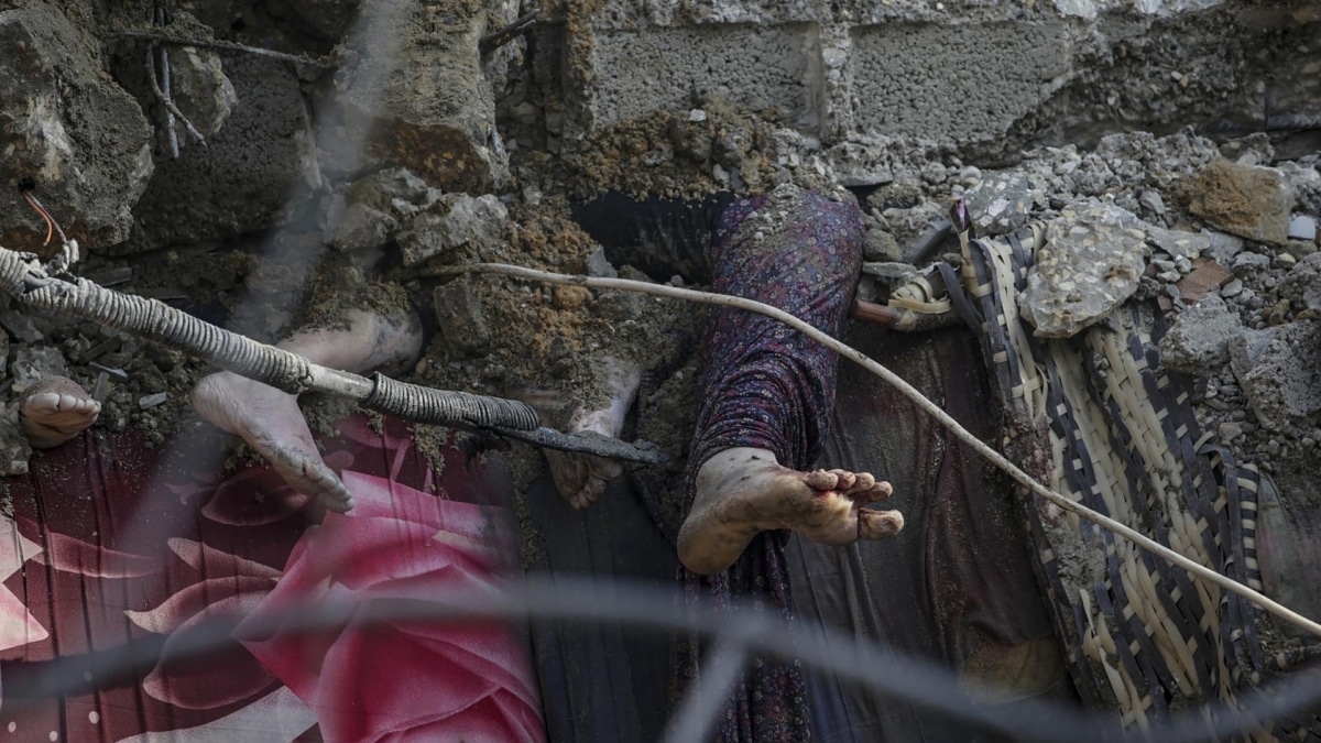 Las piernas de una madre e hija fallecidos en uno de los bombardeos israelíes en Gaza.