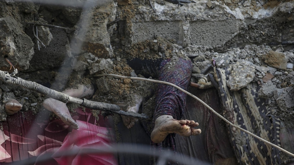 Las piernas de una madre e hija fallecidos en uno de los bombardeos israelíes en Gaza.