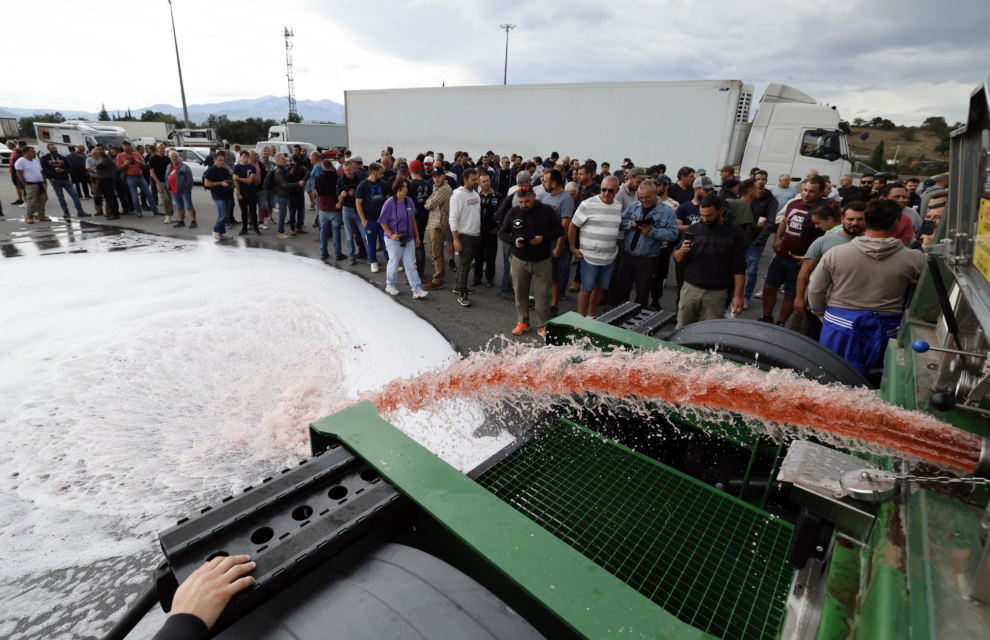 Viticultores franceses vacían un camión de vino procedente de España en Le Boulou, cerca de la frontera.